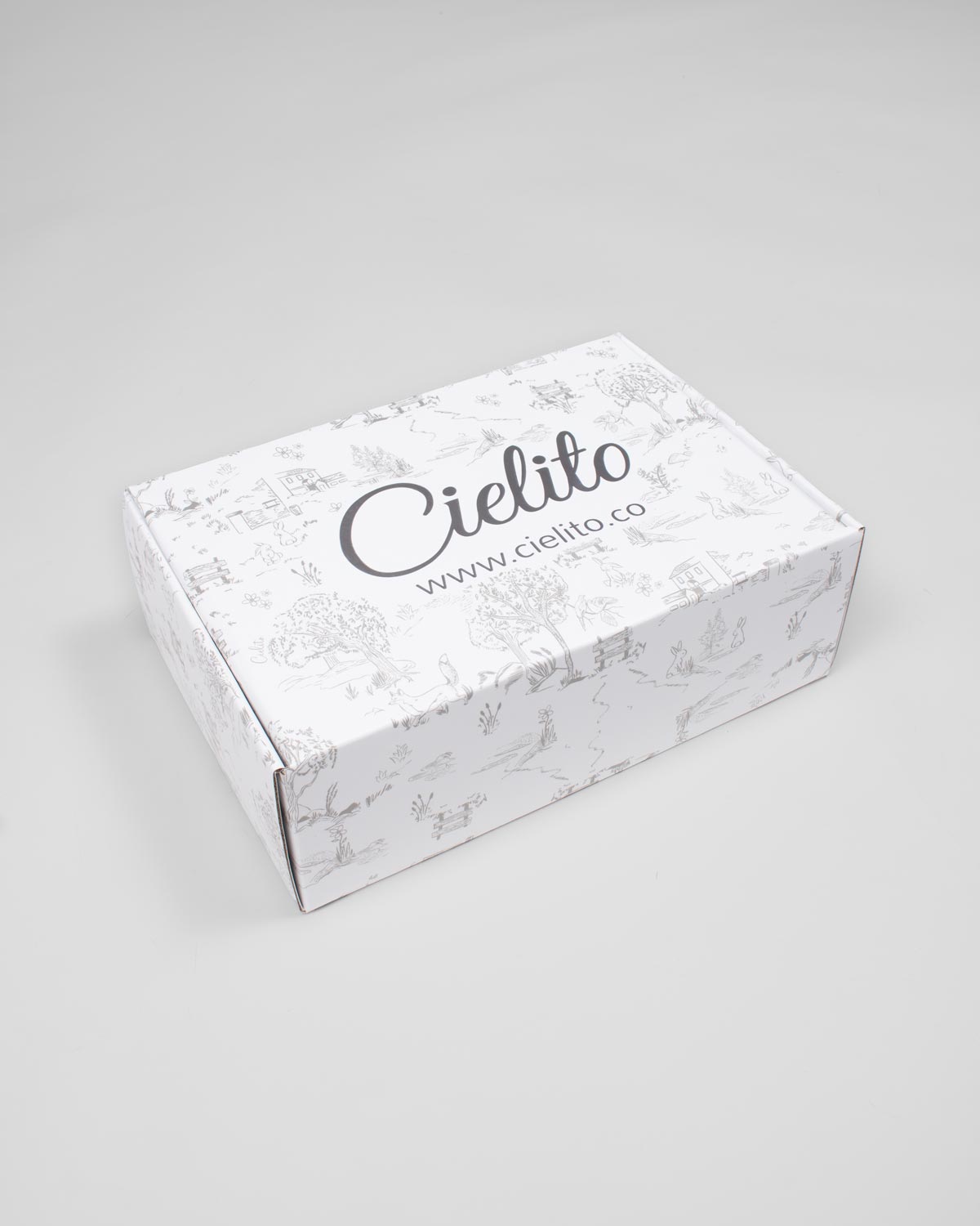 Caja de regalo blanca con estampado y logo en foil plateado