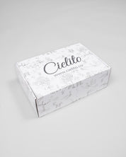 Caja de regalo blanca con estampado y logo en foil plateado