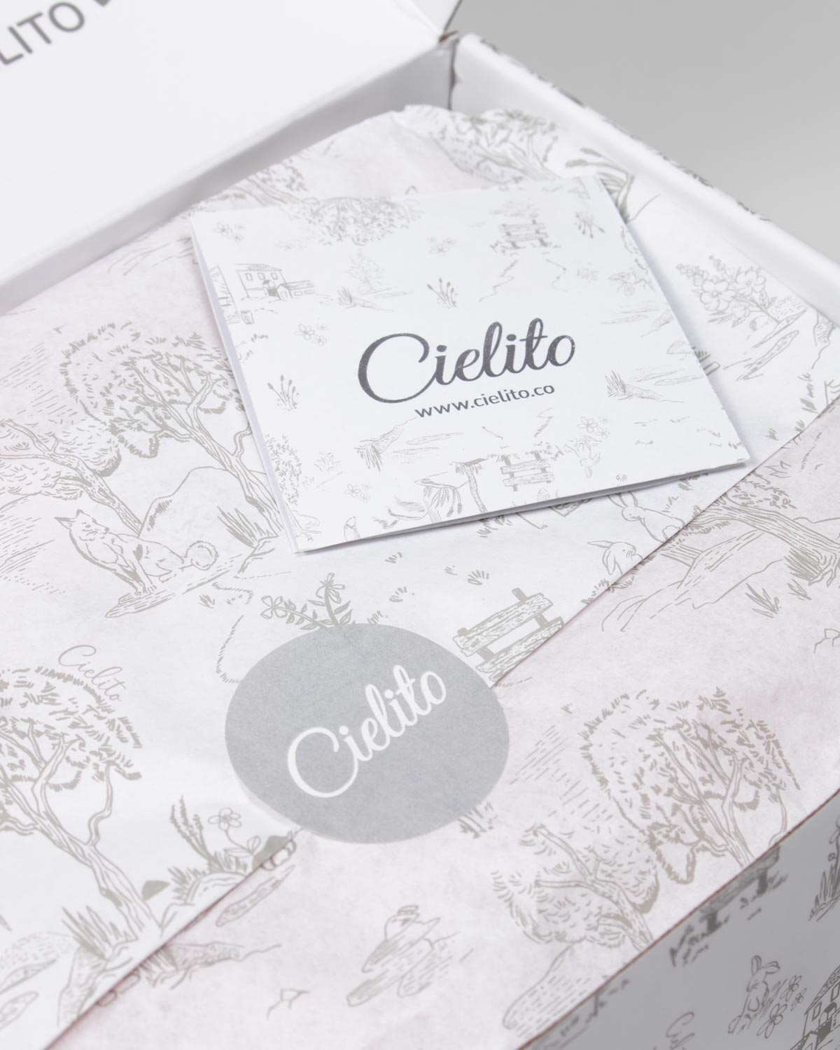 Caja de regalo blanca con estampado y logo en foil plateado