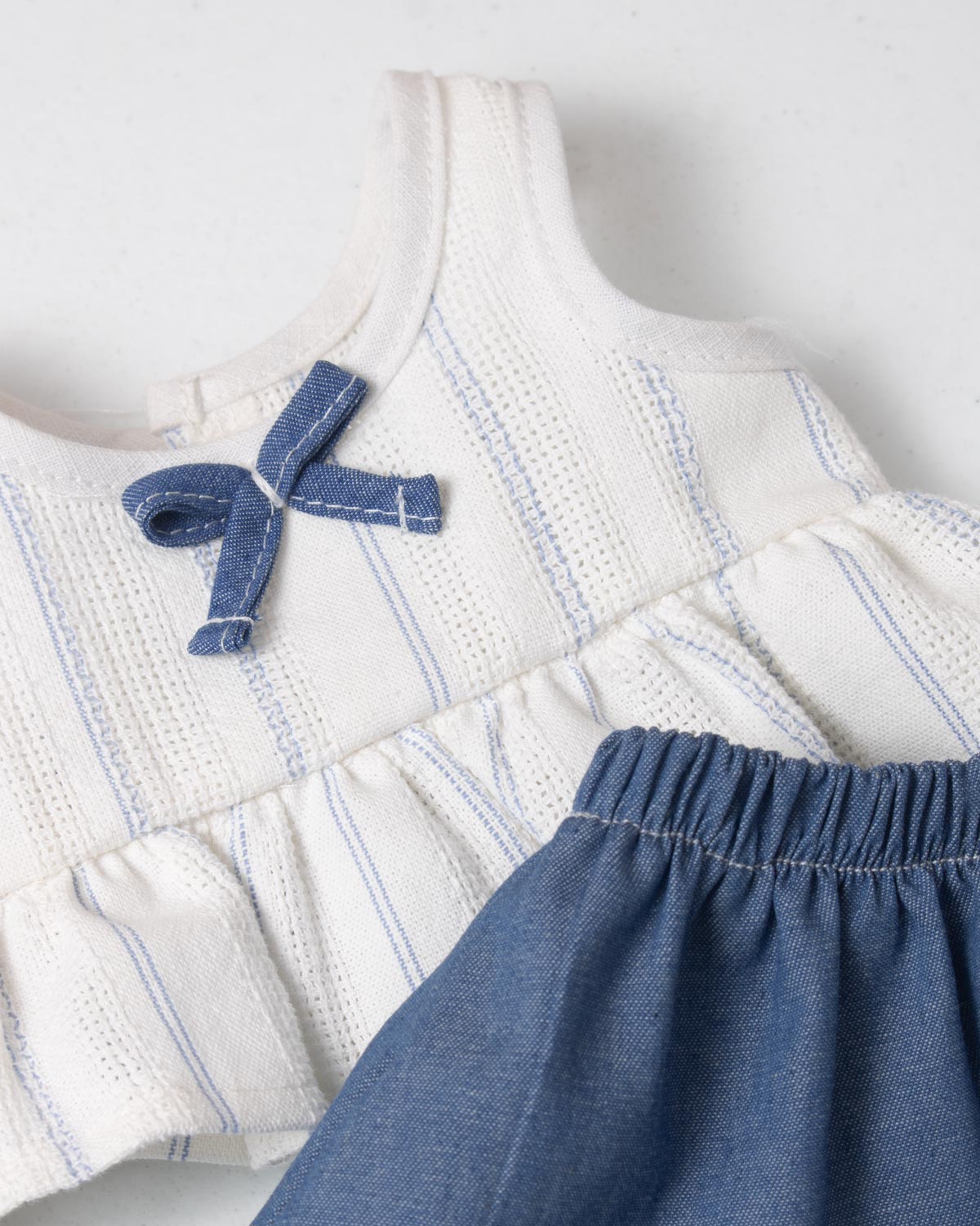 Conjunto blusa blanca con moñito y falda azul para peluche