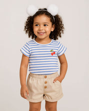 Total look con diadema, camisa azul y short para niña.