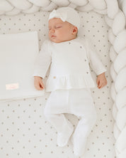 Ajuar blanco de dos piezas, gorrito y cobija para recién nacida.
