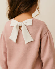 Saco rosa con moño blanco en espalda para niña
