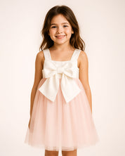 Vestido en satín blanco con moño y tull plisado rosa para niña