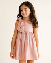Vestido rosa brillante con moño en hombro para niña