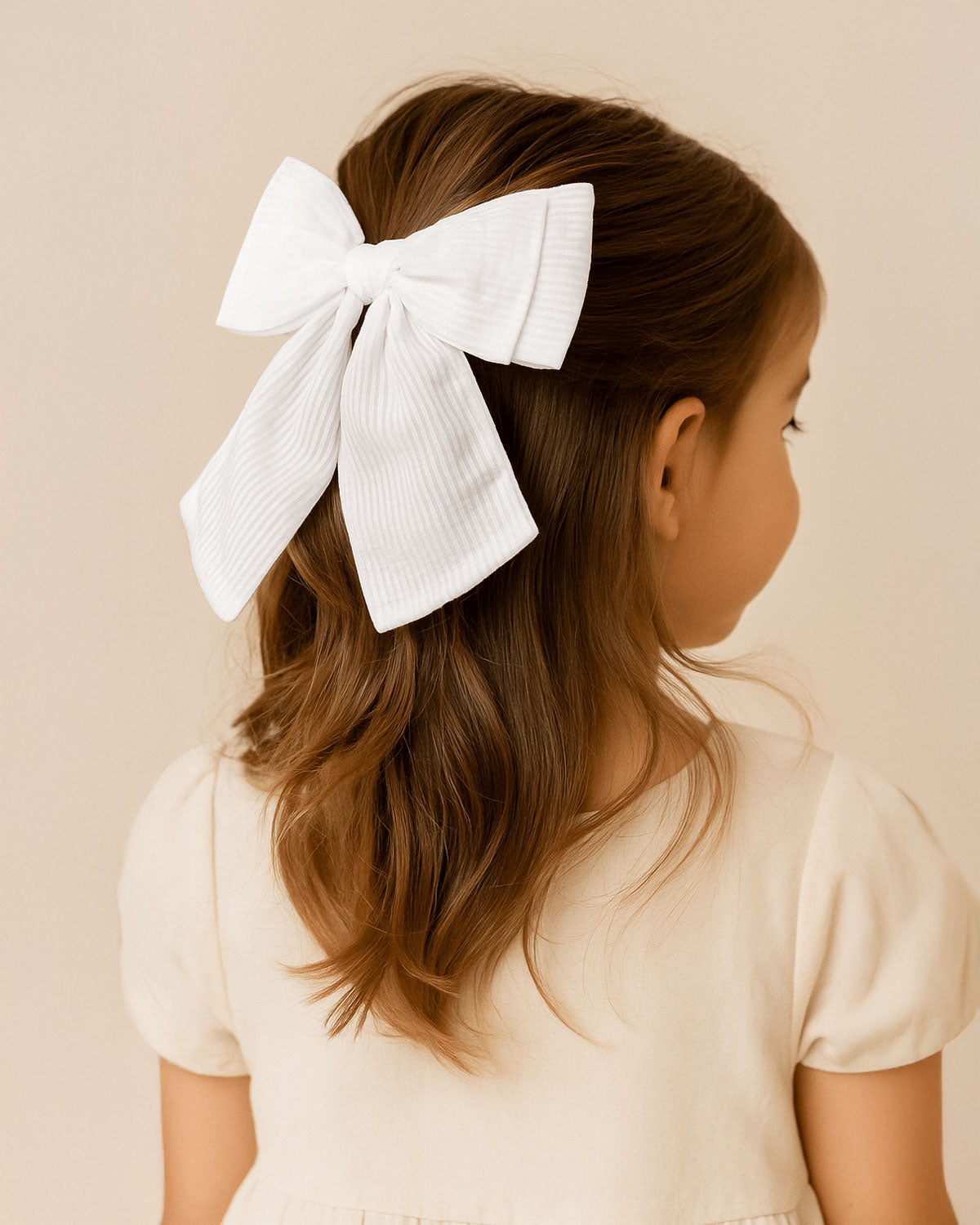 Moño blanco con pinza para niña