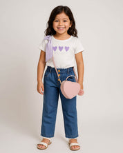 Total look con bolso corazón, camisa y pantalón para niña.
