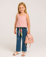 Total look con bolso, blusa y jean para niña.