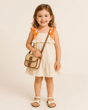 Total look con bolso, vestido y sandalias para niña.
