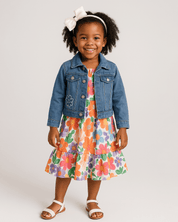 Total look con diadema, chaqueta y vestido de flores para niña.