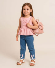 Total look de bolso, blusa y jean para niña.