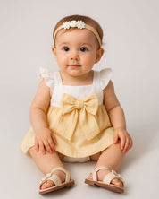 Total look de balacas, vestido body y sandalias para bebé niña.