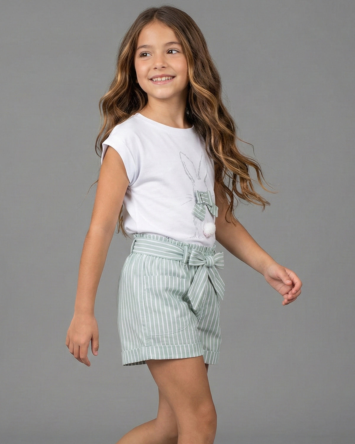 Conjunto blusa blanca con estampado de conejo y short de líneas verde menta con cinturón para niña