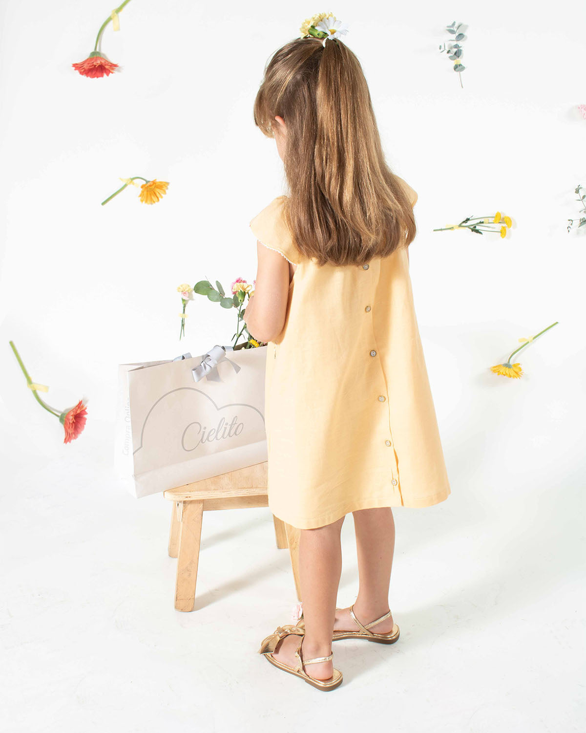 Vestido amarillo don bordado de flores  y botonadura en espalda para niña