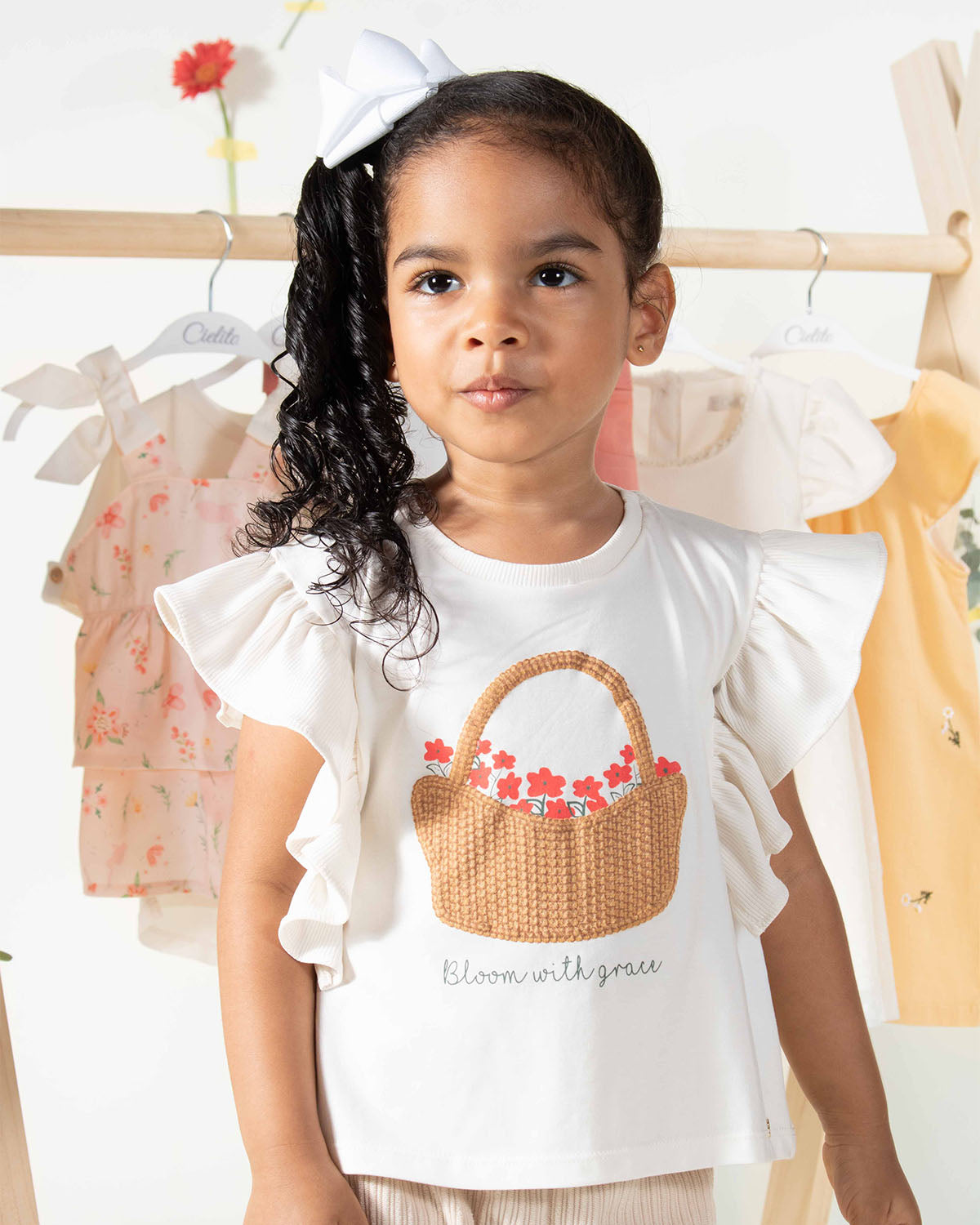 Camiseta beige con boleros y estampado para niña