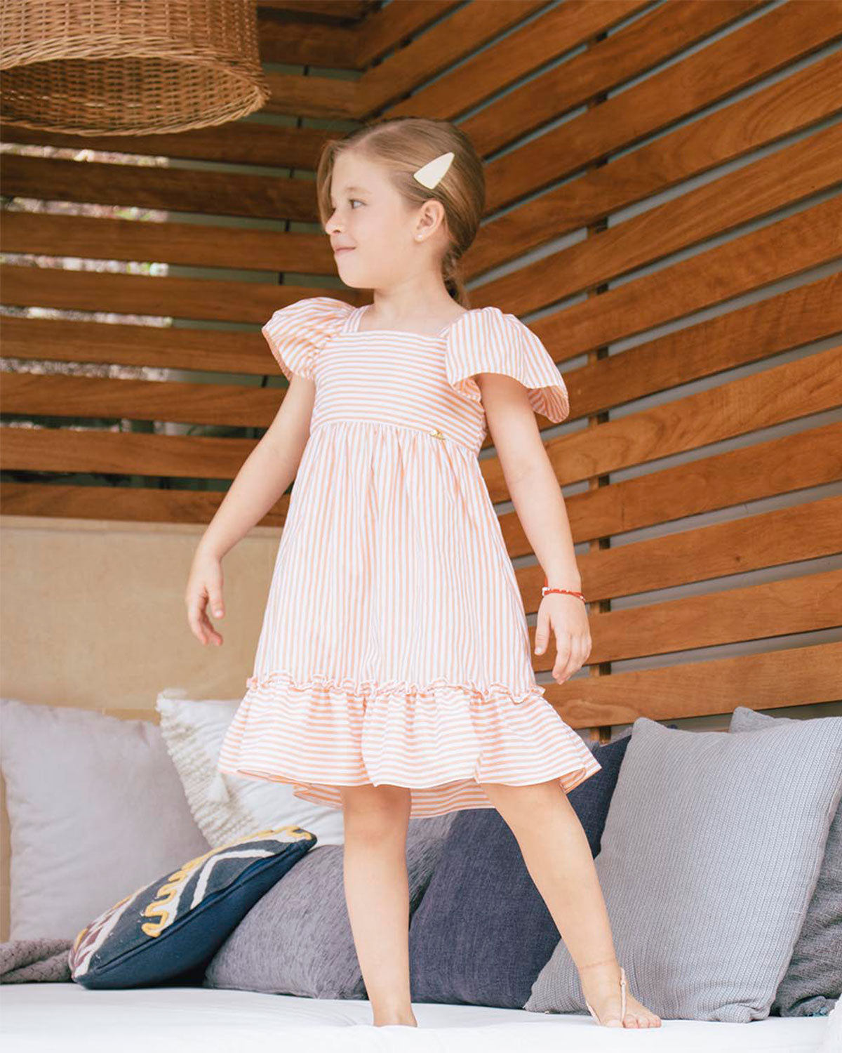 Vestido largo de líneas naranjas para niña