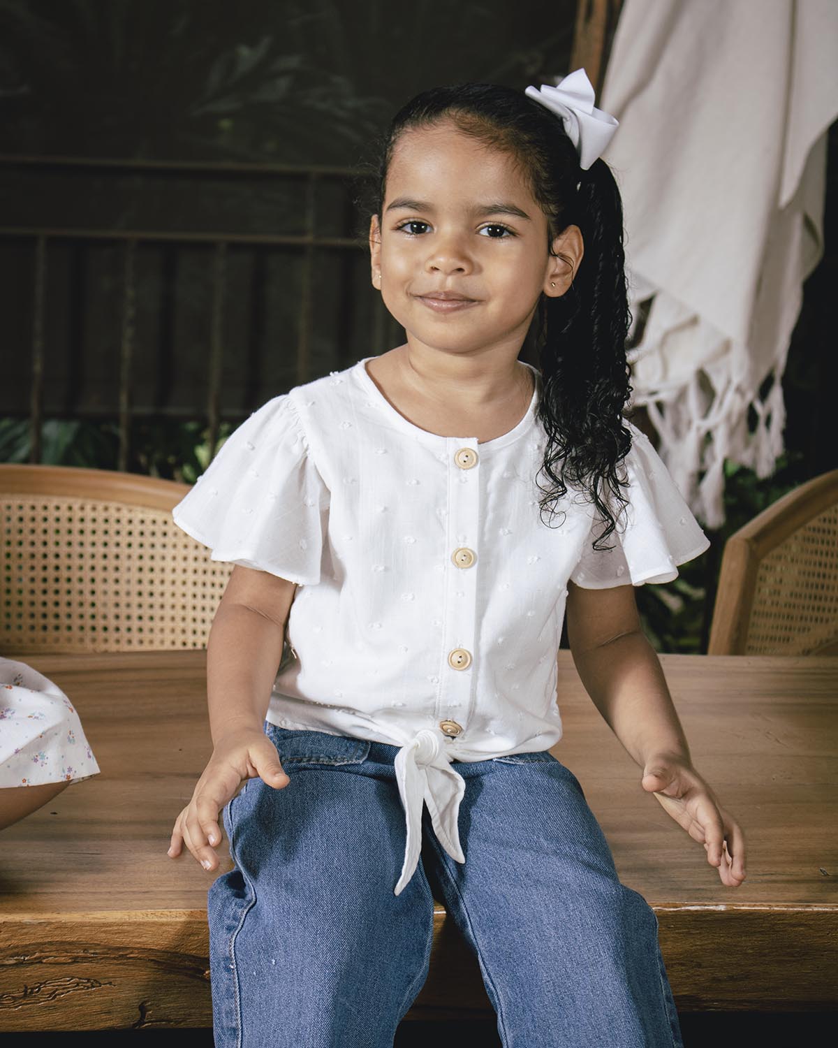 Blusa blanca con boleros y moño para niña
