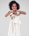 Vestido beige con bolero cruzado y moño en tiras para niña