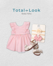 Total look de vestido rosa, balacas y sandalias para bebé niña.