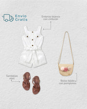 Total look de enterizo blanco, sandalias y bolsos para niña.