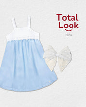 Total look con moño y vestido azul para niña