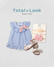 Total look de vestido azul, set de balacas y sandalias para bebé niña.