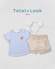 Total look con diadema, camisa azul y short para niña.
