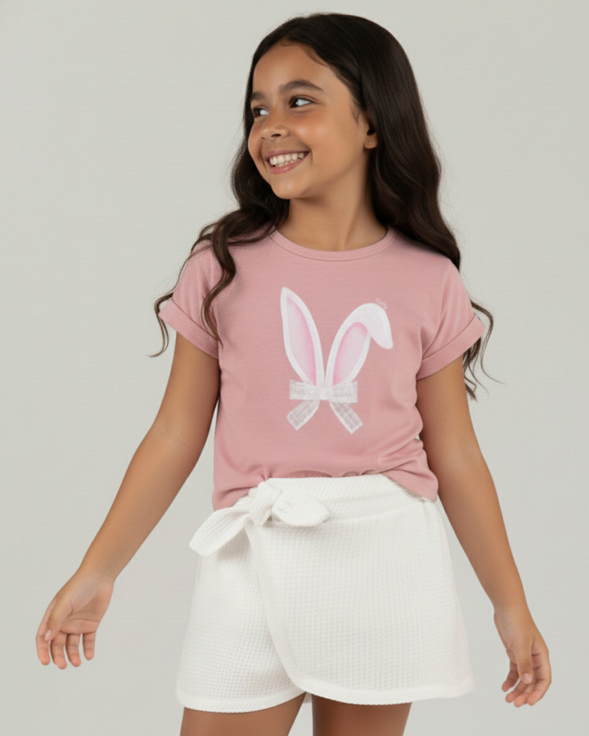 Conjunto camiseta rosa con estampado de conejo y falda short blanca para niña