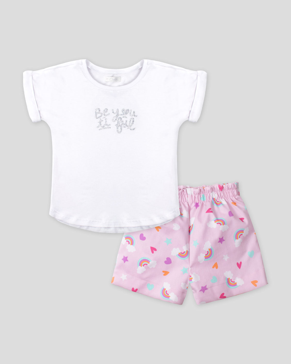 Conjunto blusa blanca con estampado escarchado, short rosa con corazones y arcoíris para niña