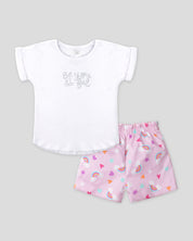 Conjunto blusa blanca con estampado escarchado, short rosa con corazones y arcoíris para niña