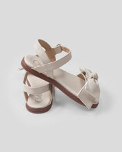 Sandalias blancas con moño para niña