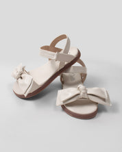 Sandalias blancas con moño para niña