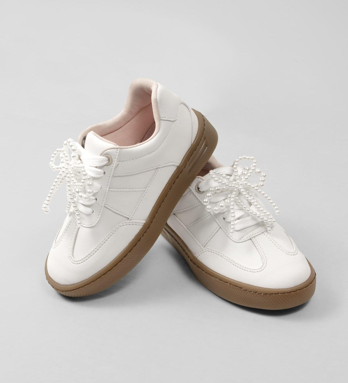Tenis blancos con moño decorativo para niña
