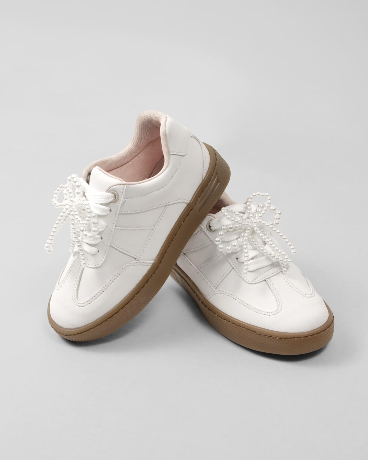 Tenis blancos con moño decorativo para niña