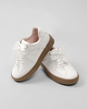 Tenis blancos con moño decorativo para niña