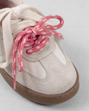 Tenis blancos con cordones crema y rosa para niña