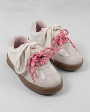 Tenis blancos con cordones crema y rosa para niña