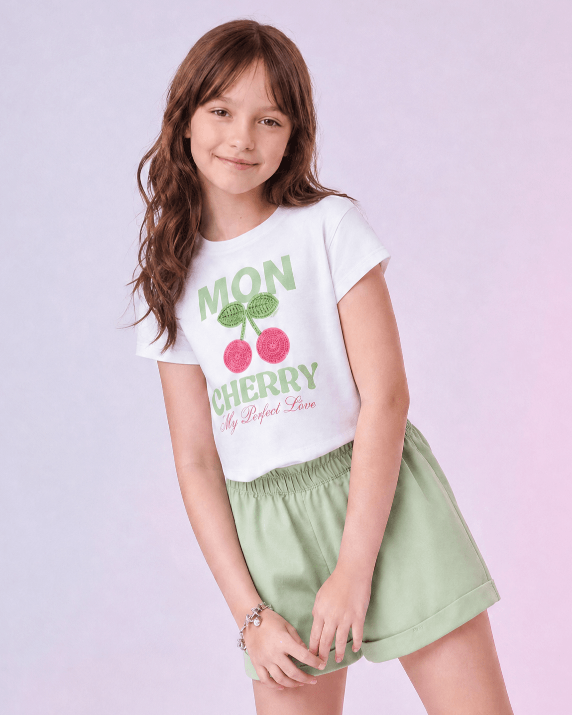 Conjunto camiseta blanca con estampado ''Mon Cherry'' y short verde manzana para niña