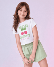 Conjunto camiseta blanca con estampado ''Mon Cherry'' y short verde manzana para niña