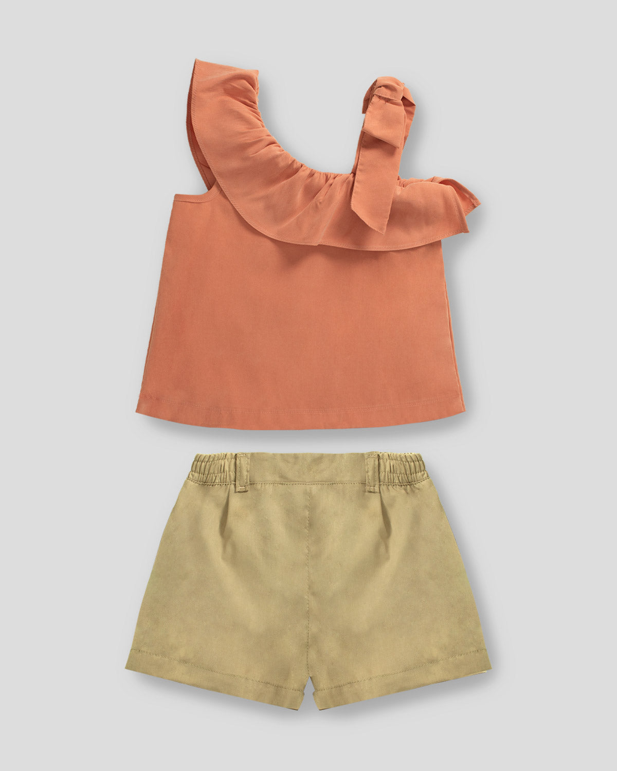 Conjunto blusa terracota con bolero cruzado y short café para niña