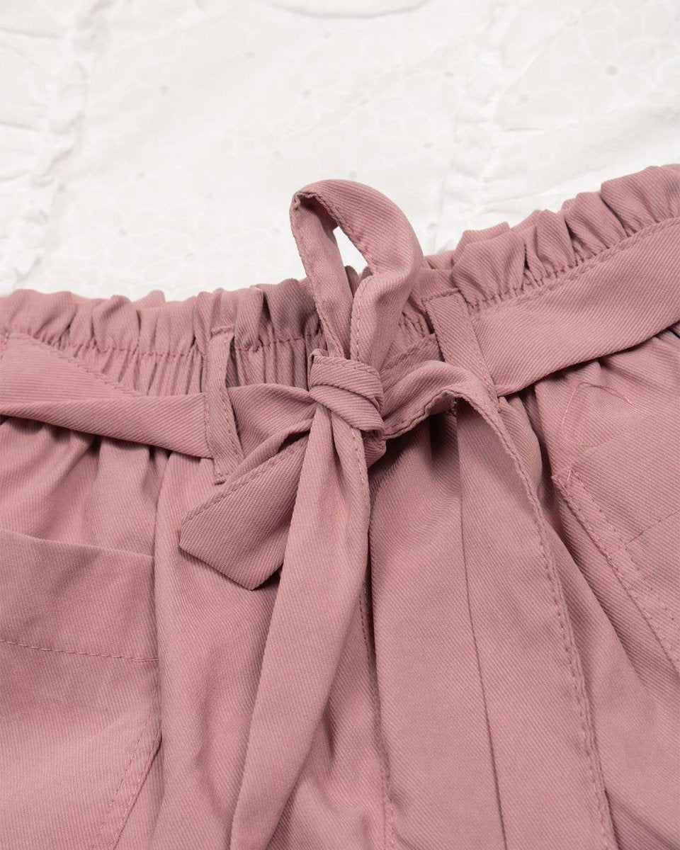 Blusa blanca con boleros y estampado de flores con short palo de rosa con cinturón para niña - Cielito