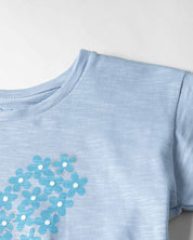 Camiseta azul con estampado de flores y nudo para niña - Cielito