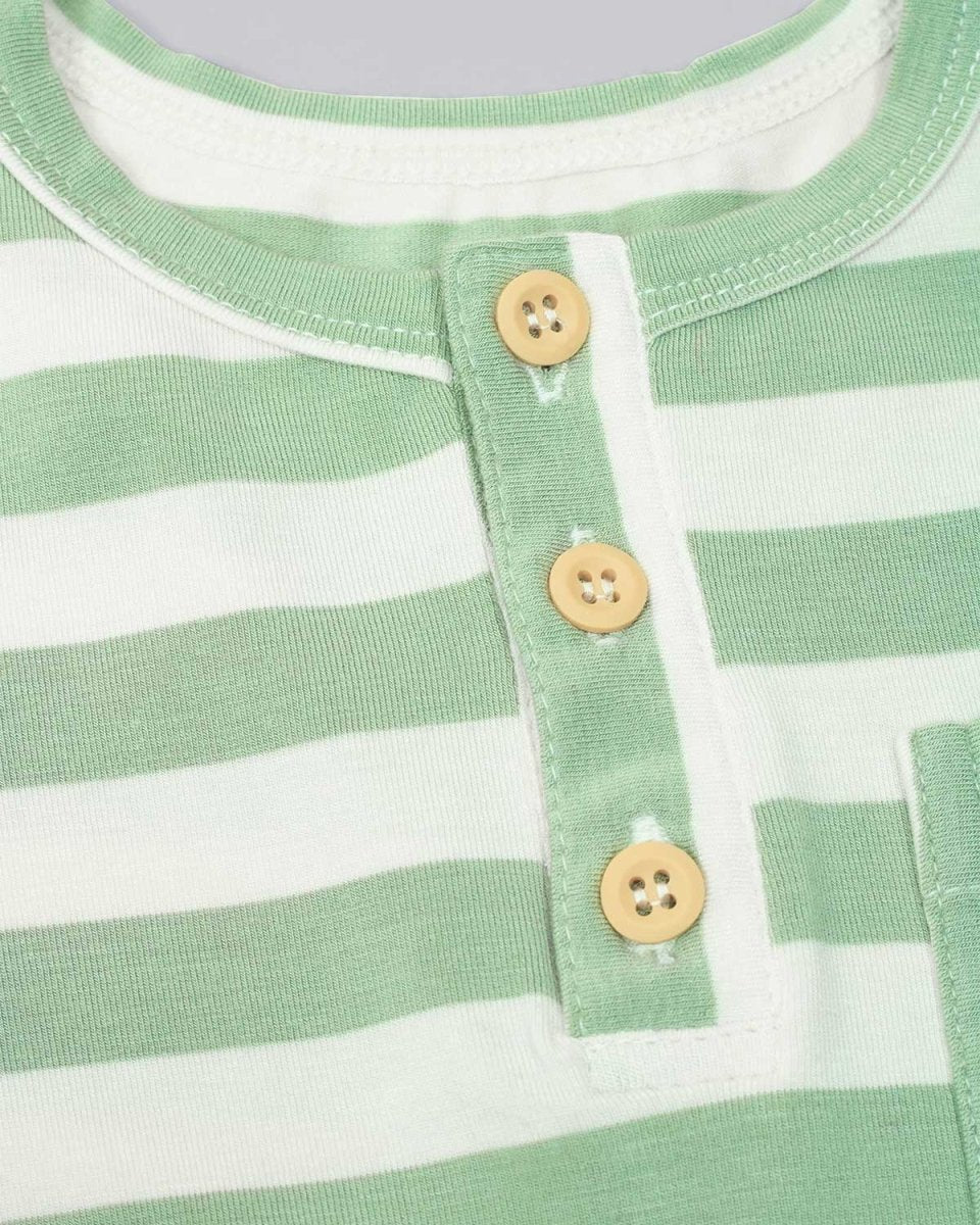 Camiseta de líneas blancas y verdes con bolsillo y botones cafés para bebé niño - Cielito