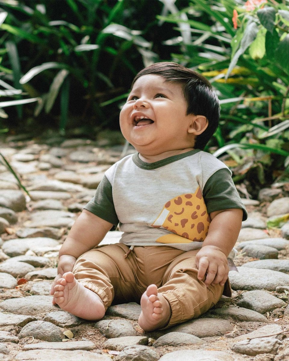 Conjunto camiseta gris con estampado y jogger tipo cargo para bebé niño - Cielito