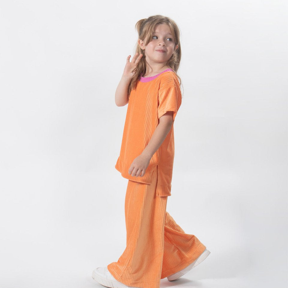 Conjunto camiseta y pantalón naranja con detalles morados para niña - Cielito