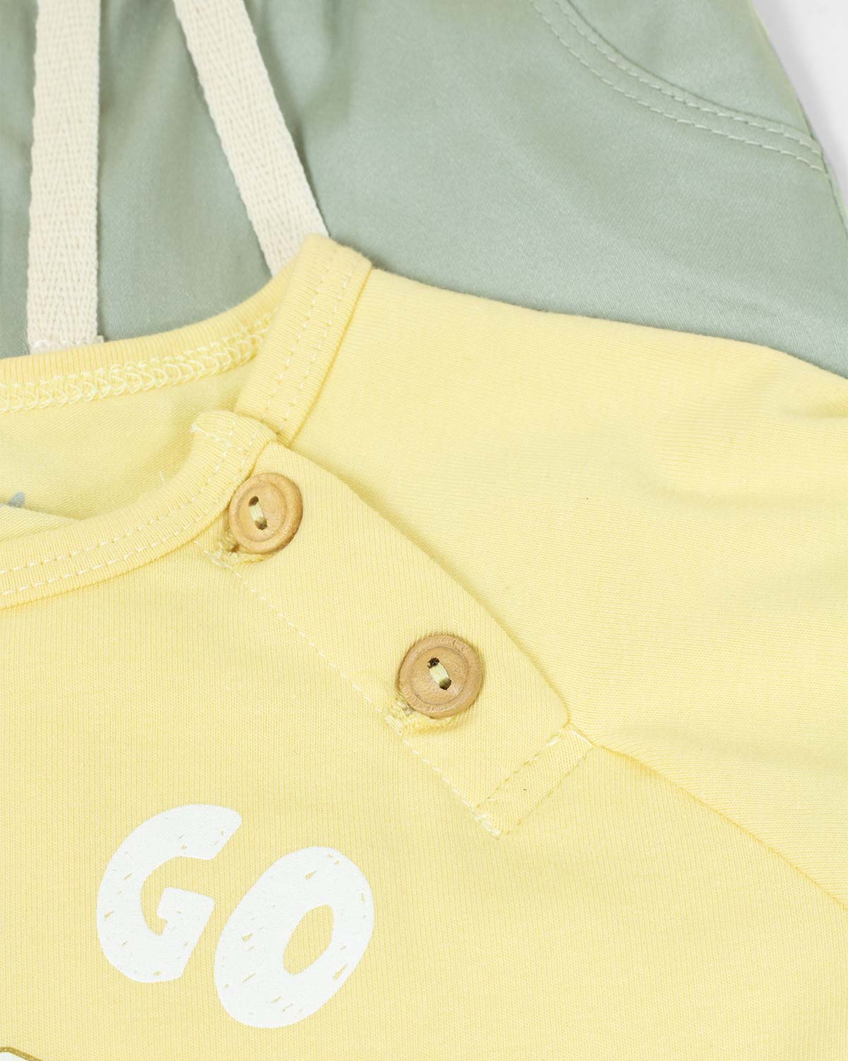 Conjunto camiseta amarilla con botones de madera y short verde para bebé niño