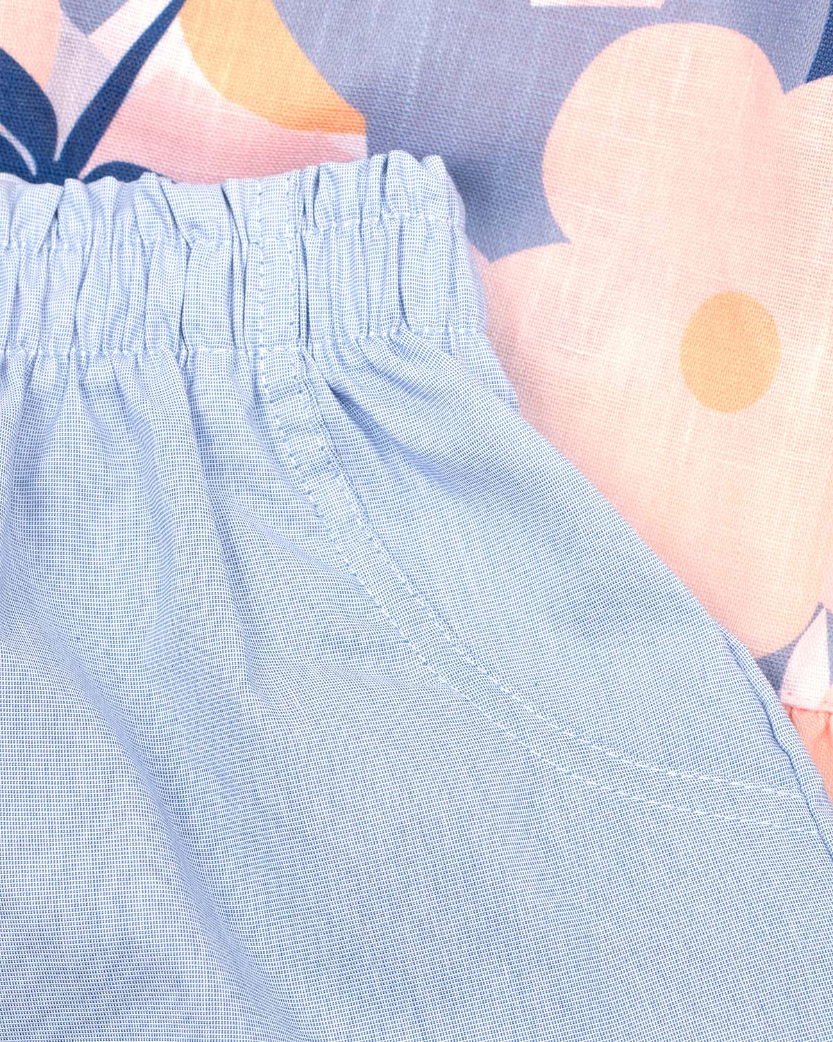 Conjunto blusa de colores con short azul claro para niña