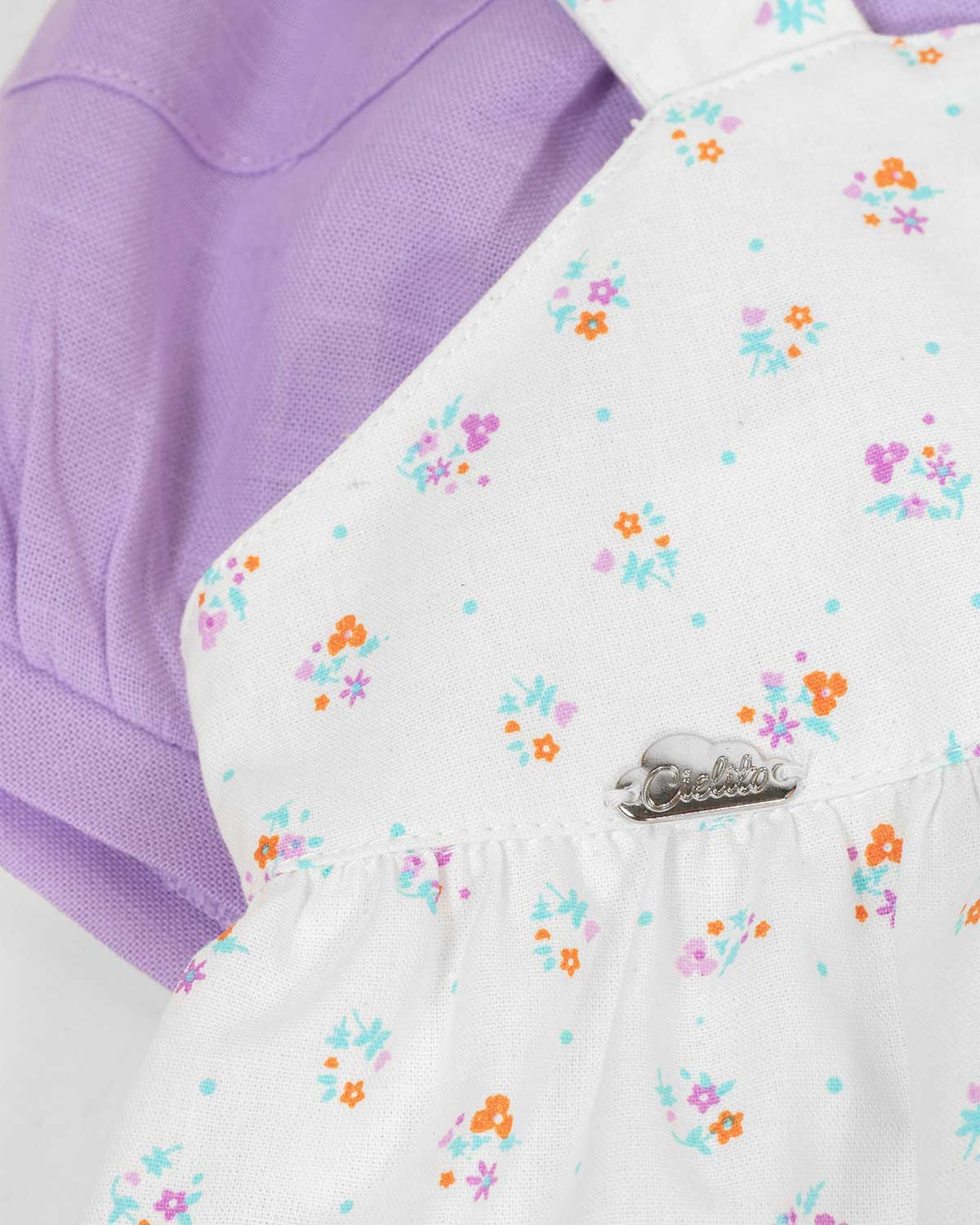 Conjunto blusa de flores con moño y short morado para bebé niña