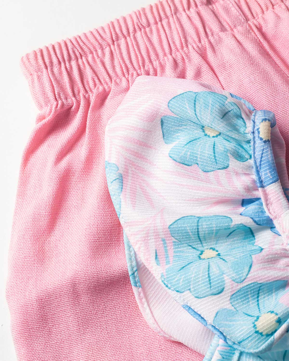 Conjunto blusa de flores con boleros en hombro y short rosa para niña