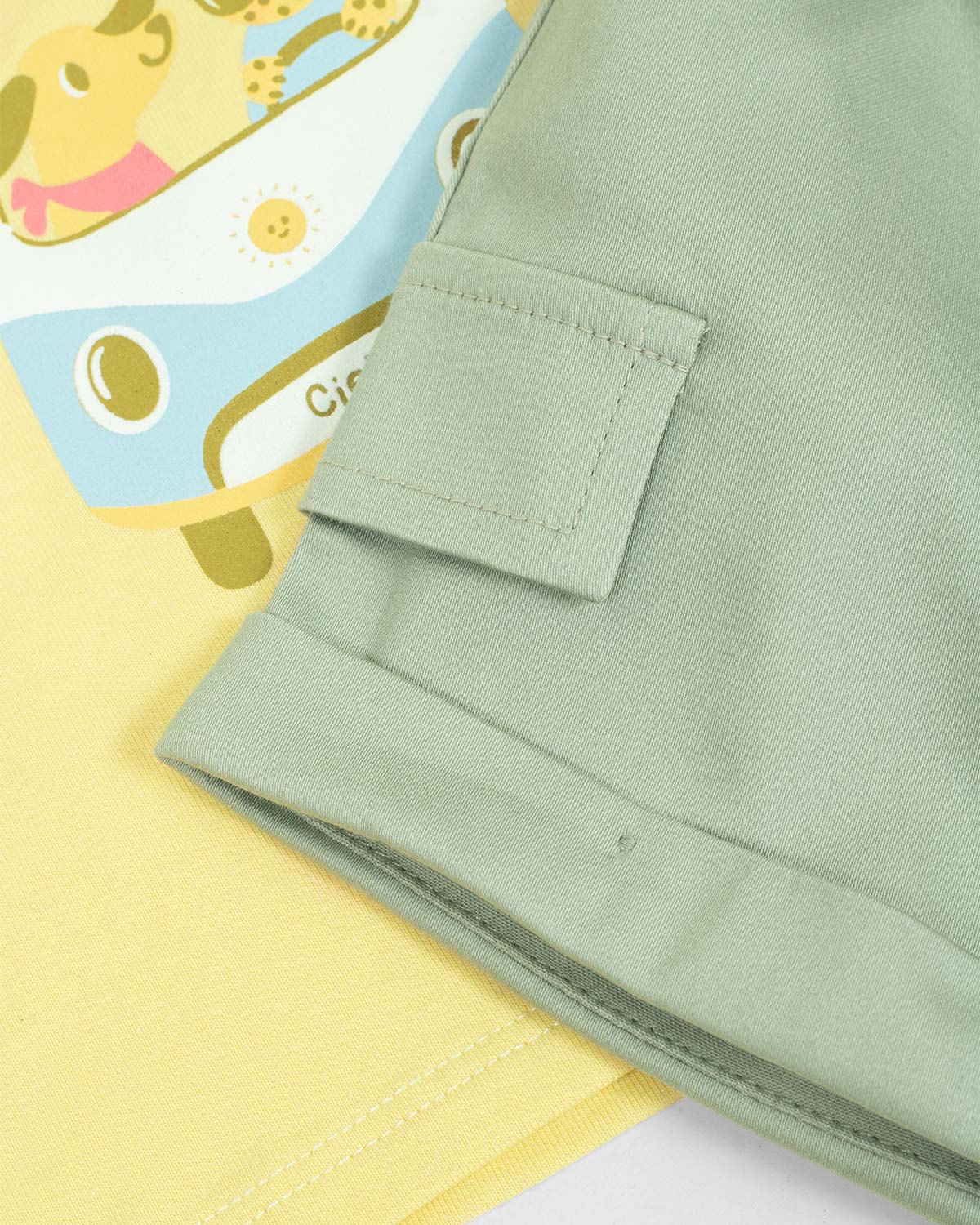 Conjunto camiseta amarilla con botones de madera y short verde para bebé niño